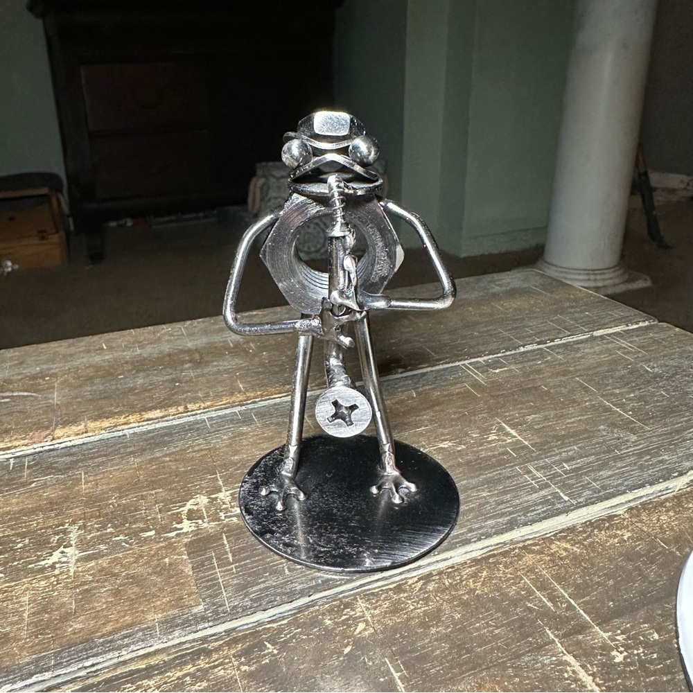 NUTS JAZZ DECOR ECLECTIC METAL ART Frog Playing Trinket Saxophone Figurine Music